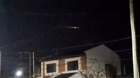 Una bola brillante se observó durante la madrugada en el cielo de Santa Fe: los videos más espectaculares