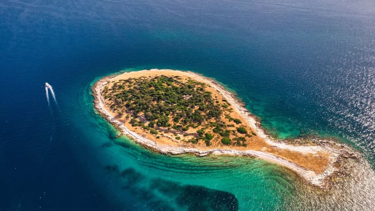 La isla con forma de pez que sorprende en Europa.