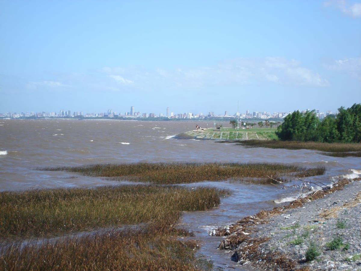 Vista del Río de la Plata desde la costa de Martínez, en el partido de San Isidro.