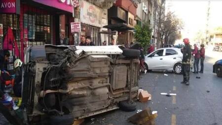 Choque y vuelco en Villa Crespo. Foto: @EmergenciasBA.