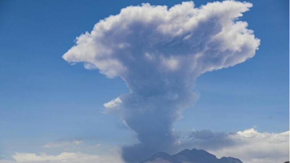Volcán Lascar en plena erupción. Foto: Twitter.