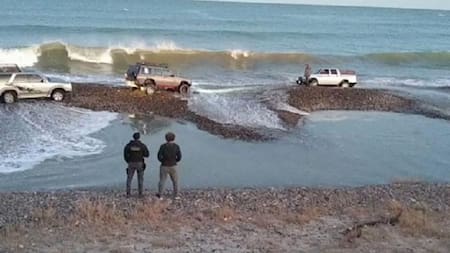 Coronavirus, Argentina, cuarentena, camioneta al mar, Comodoro Rivadavia
