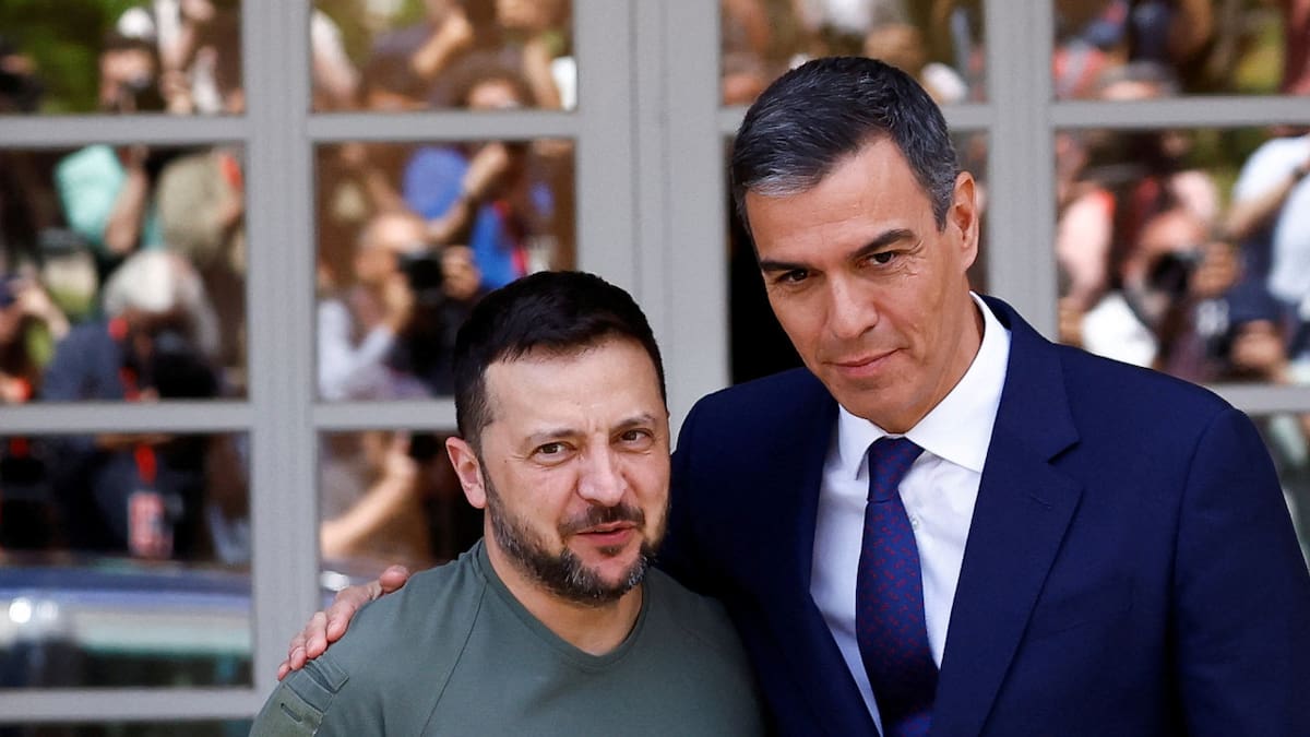 España y Ucrania firmaron un acuerdo que promete miles de millones de euros en ayuda militar