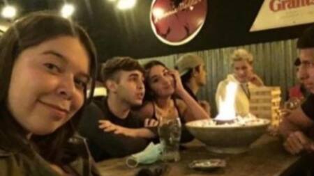 Lucía Costa Osores junto con amigos. Foto: NA