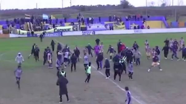 Escala la violencia en el fútbol argentino: Luis Ventura fue agredido en pleno partido