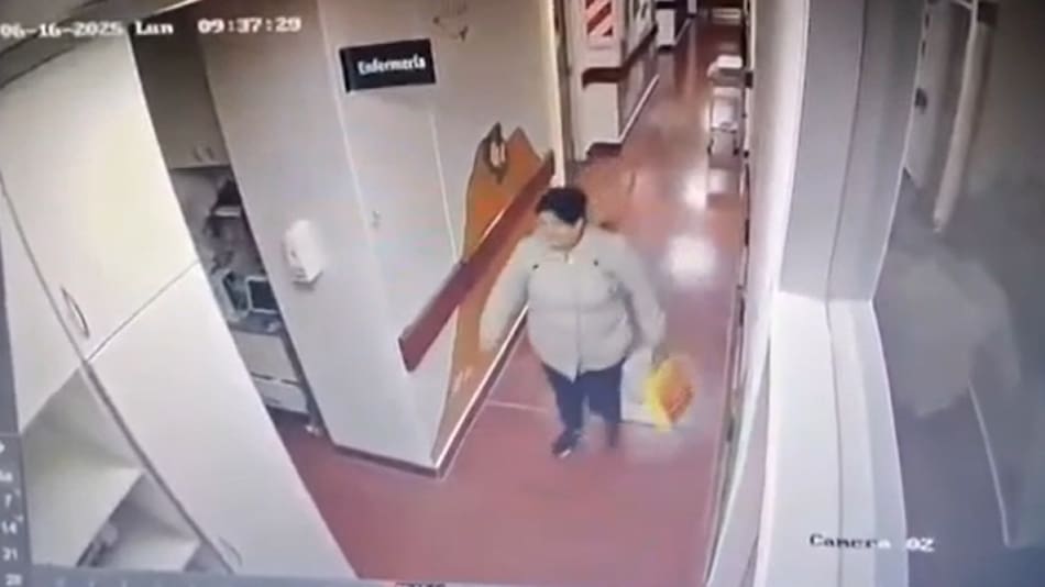 Las imágenes tomadas por las cámaras de seguridad de la mujer que le robó el celular a una enfermera. Foto: Captura de video.