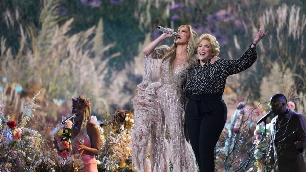 JLO junto a su madre ya vacunada en el concierto a favor de la vacunación, Foto: AP