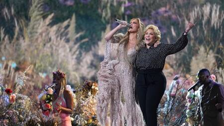 JLO junto a su madre ya vacunada en el concierto a favor de la vacunación, Foto: AP