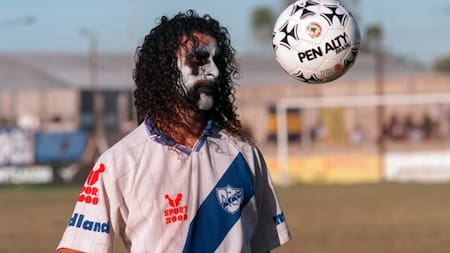 Darío Dubois, el "futbolista metalero" del Ascenso argentino.