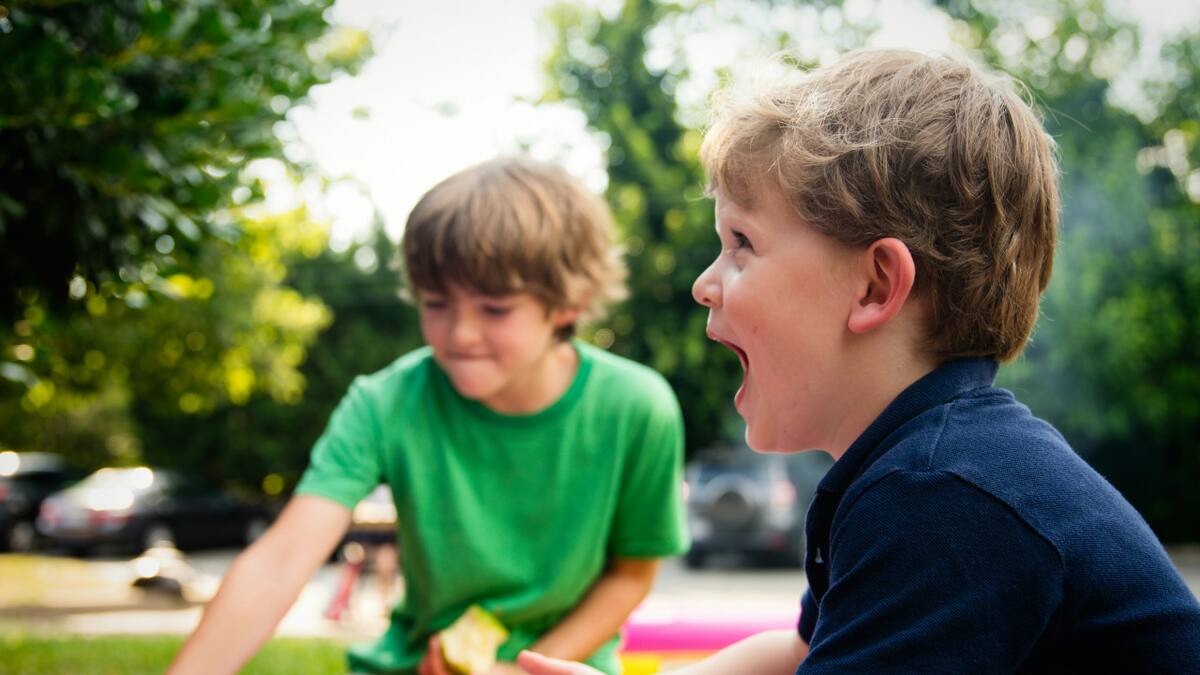 Risas, padres, hijos. Fuente: Unsplash