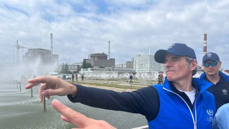 Rafael Grossi en la planta nuclear de Zaporiyia. Foto: Reuters