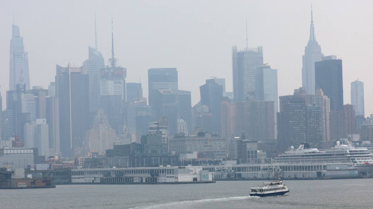 Así afecta a Nueva York el humo de los incendios en Canadá. Foto: Reuters.