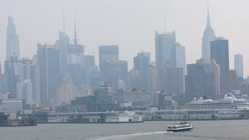 Así afecta a Nueva York el humo de los incendios en Canadá. Foto: Reuters.