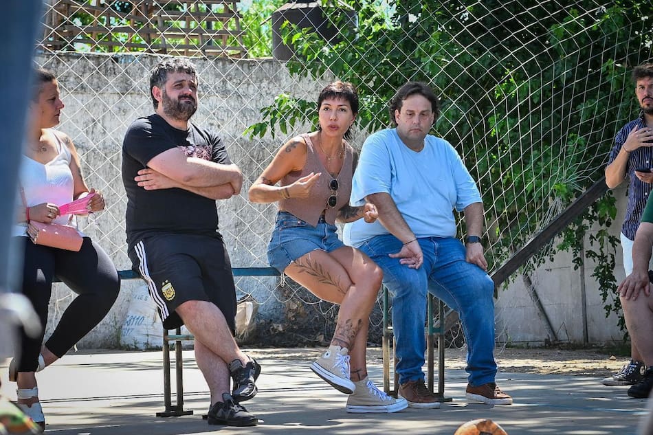 Visita de Mayra Mendoza, Facundo Tignanelli y Juan Debandi al club de Tres de Febrero que recibió una boleta de luz de un millón de pesos.