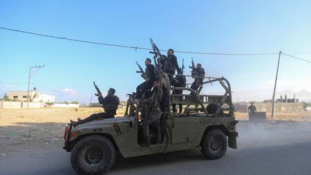 Soldados del grupo terrorista Hamas recorren las calles de Israel. Foto: Reuters.