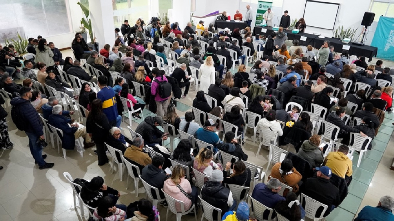 Familias merlenses acceden a sus escrituras. Foto: https://www.merlo.gob.ar