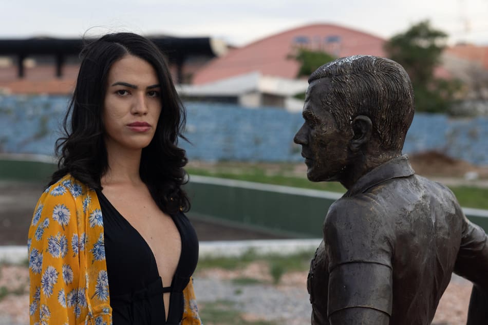 Manuella Tyler Medrado, la activista que pidió el retiro de la estatua de Dani Alves. Foto: EFE.