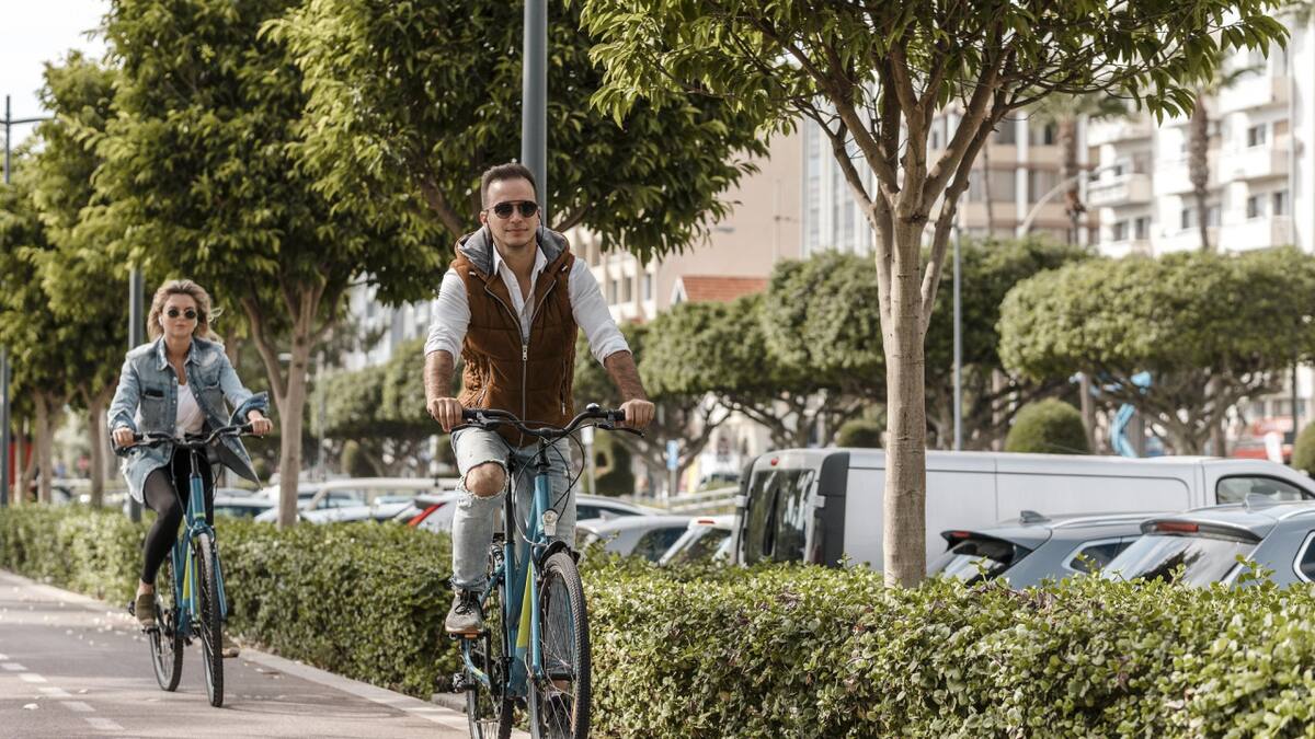 La edad mínima permitida para circular en bicicleta en la via pública. Foto Freepik