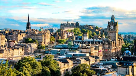 El polo opuesto a Nueva York y Hong Kong: la única ciudad del mundo sin rascacielos que es un verdadero viaje en el tiempo