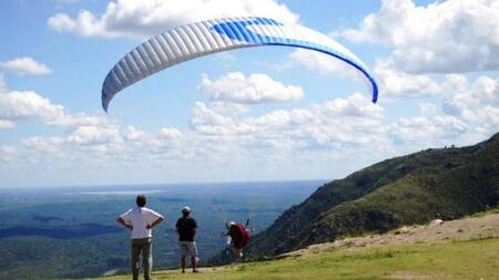 Un hombre maniobraba un parapente en Córdoba y murió tras sufrir un accidente