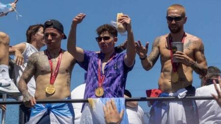 El "Papu" Gómez durante la caravana. Foto: NA