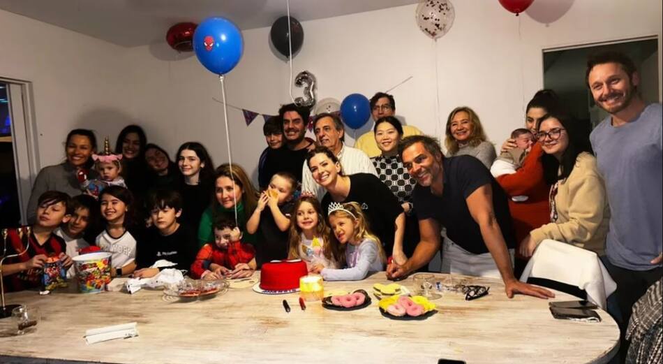 La histórica foto de Eugenia "La China" Suárez, Pampita y Benjamín Vicuña en el cumple de Amancio. Foto: Instagram @sangrejaponesa.