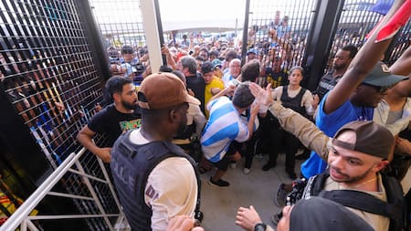 Caos en el Hard Rock Stadium. Foto: Reuters.