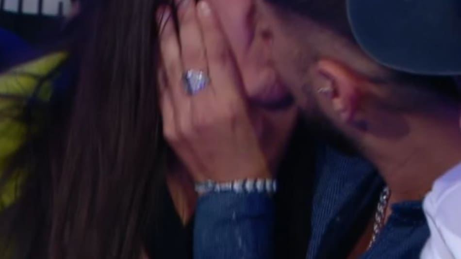 Dos exparticipantes de Gran Hermano a los besos en vivo. Foto X.