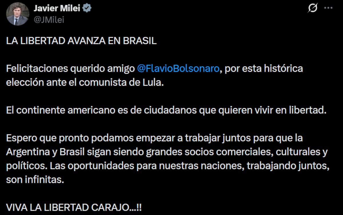 El tuit de Javier Milei felicitando a Flávio Bolsonaro por las elecciones en Brasil.