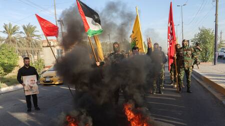 Miembros de Hezbollah queman banderas de Israel y EEUU. Foto: Reuters