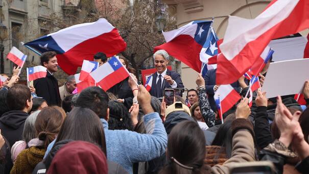 Con un masivo apoyo popular, Marco Enríquez-Ominami inscribió su candidatura para las elecciones en Chile