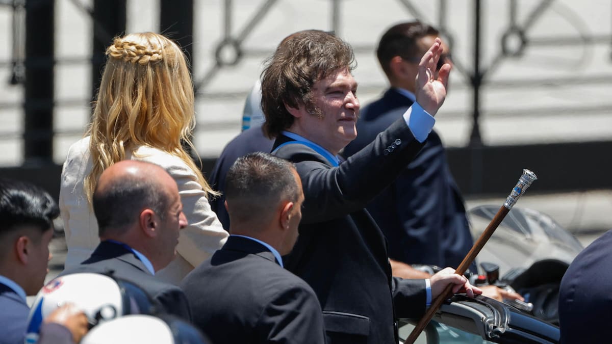Javier Milei con el bastón presidencial. Foto: EFE.