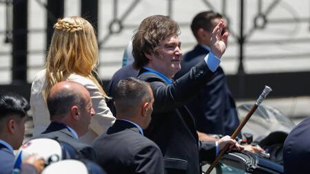 Javier Milei con el bastón presidencial. Foto: EFE.