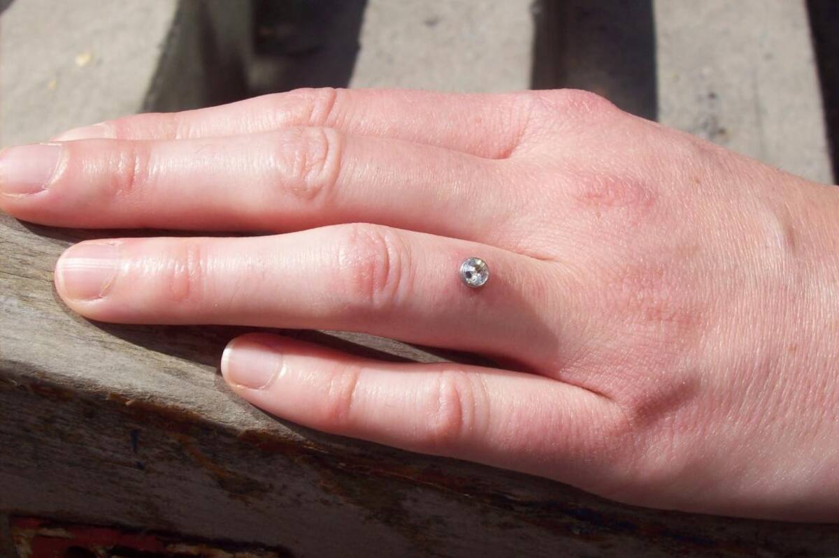 Lo último: Piercing en los dedos como anillos de boda
