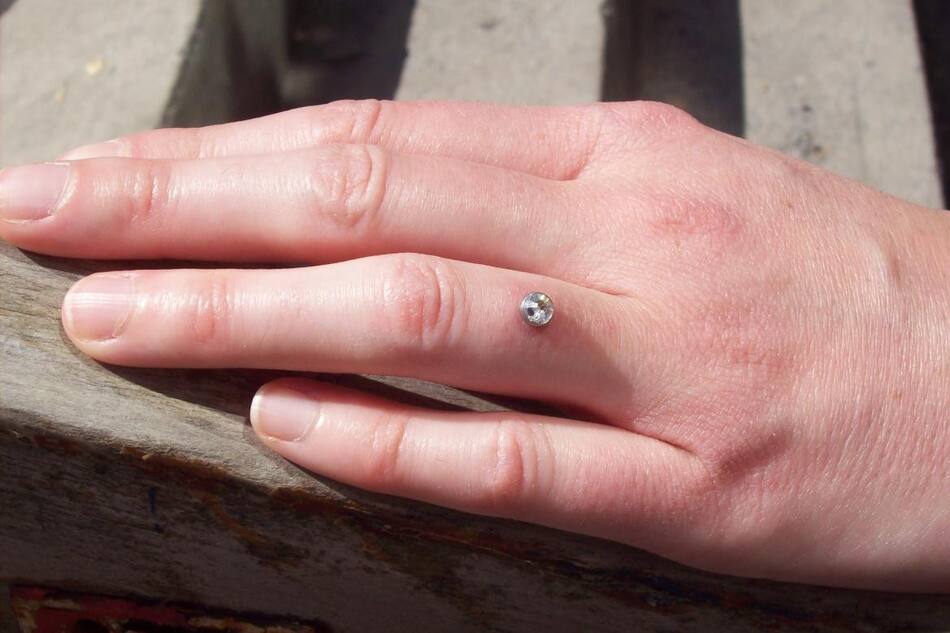 Lo último: Piercing en los dedos como anillos de boda