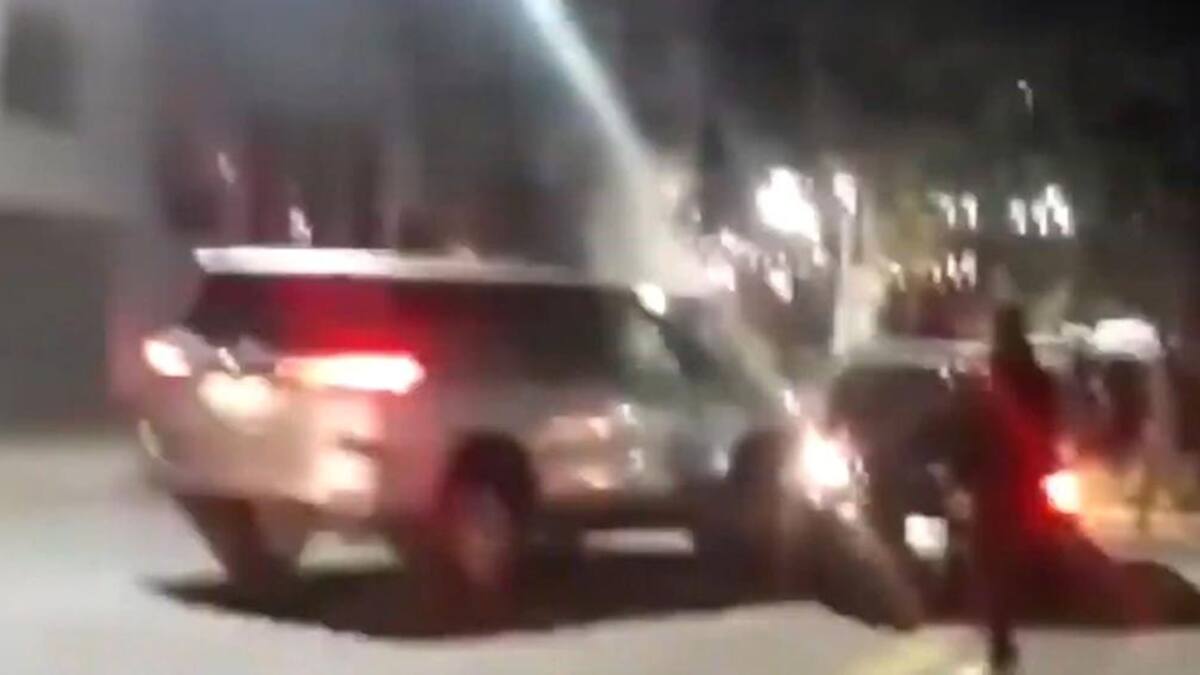 Encontró a su esposo con otra mujer, lo siguió y le destruyó el auto