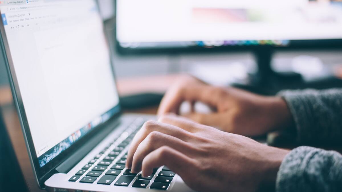 Computadoras, gente trabajando, oficina, Unsplash