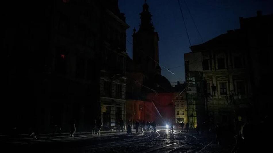 Ciudades ucranianas sin suministro eléctrico. Foto: REUTERS