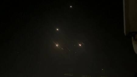 Misiles iraníes interceptados en Israel. Foto: Reuters