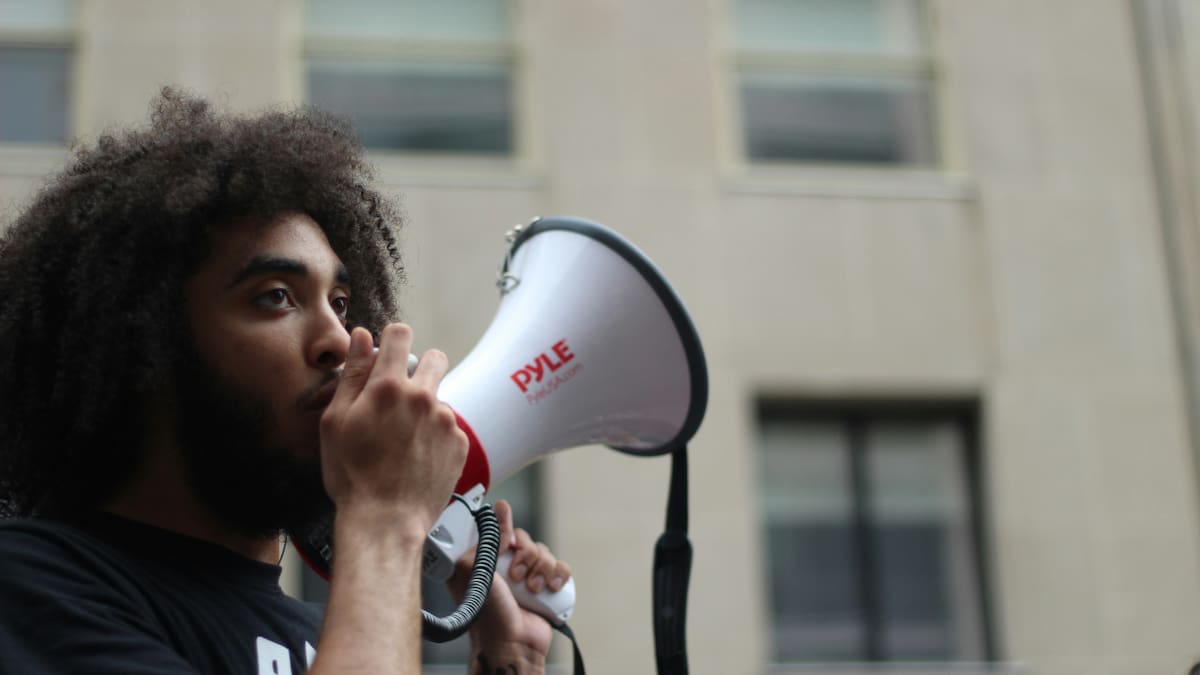 Un dispositivo podría ayudar a pacientes con trastornos de voz a comunicarse con eficacia. Foto: Unsplash