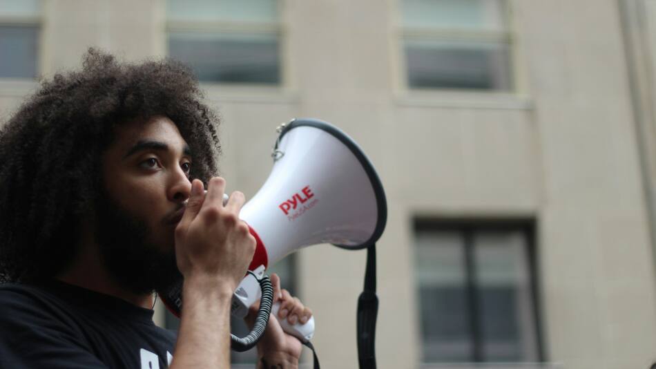Un dispositivo podría ayudar a pacientes con trastornos de voz a comunicarse con eficacia. Foto: Unsplash