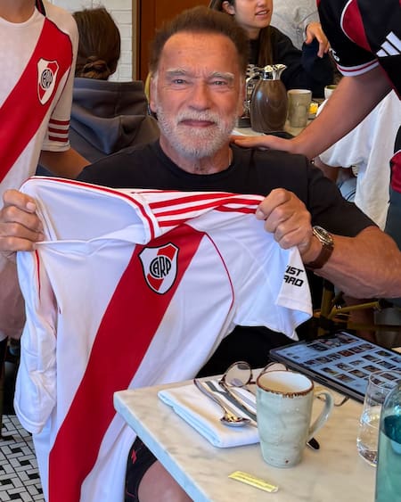 Arnold Schwarzenegger con la camiseta de River. Foto: X/GlobalCARP