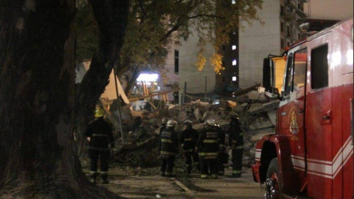 Derrumbe de edificio en colectora de General Paz