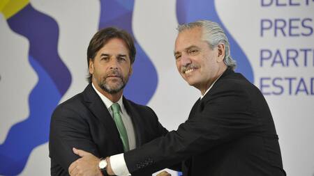 Alberto Fernández con Lacalle Pou en la cumbre del Mercosur_EFE