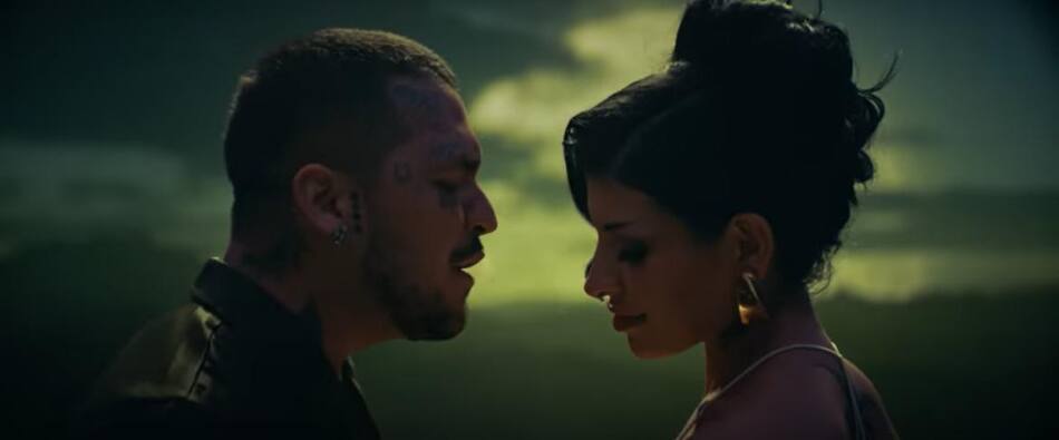 Christian Nodal y Cazzu en el video de