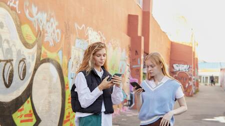 Adolescentes con celulares. Foto: Pexels.