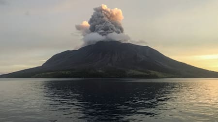 Volcán en Indonesia. Foto: Reuters.