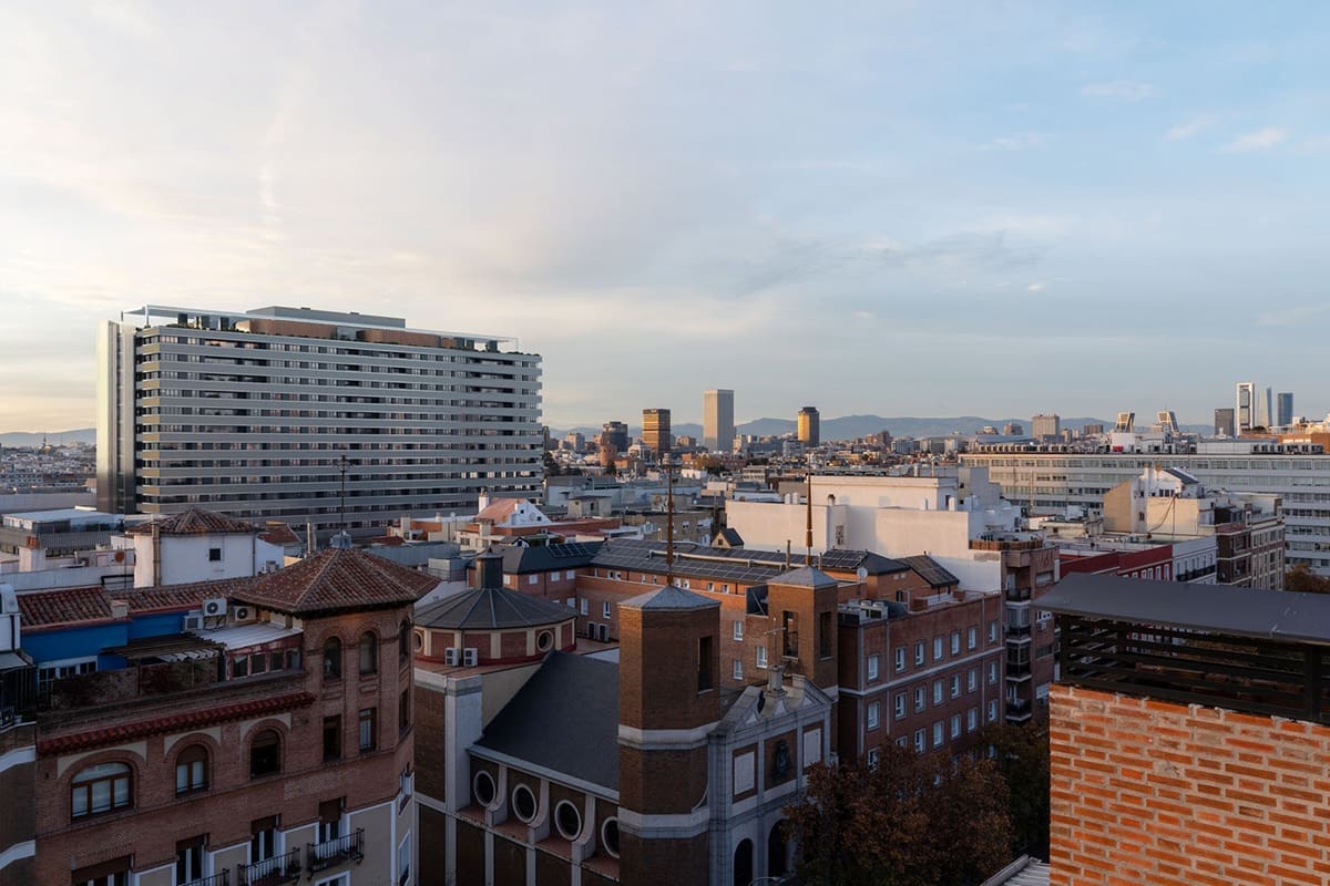 Ubicado en el exclusivo barrio de Salamanca, el proyecto Torre Castelló transformará unos 30.800 metros cuadrados e incorporará piscinas panorámicas, espacios de bienestar y servicios premium.