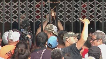 Furia en Constitución: tras siete horas sin servicio del Roca, pasajeros rompieron las rejas de la estación