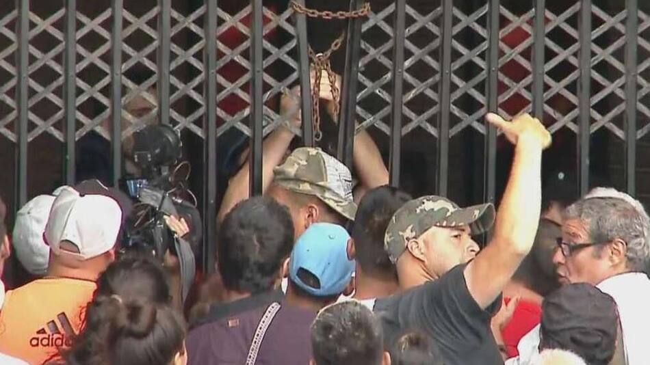 Furia en Constitución: tras siete horas sin servicio del Roca, pasajeros rompieron las rejas de la estación